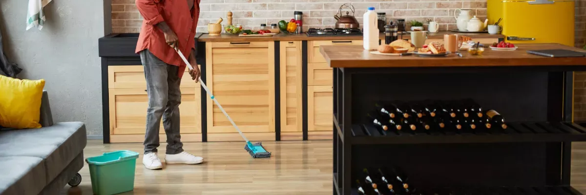 Imagem ilustrativa de um jovem limpando a casa.