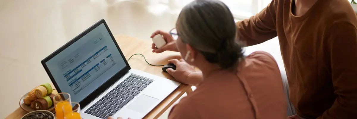 Mulher realizando a transferência da titularidade da conta de luz pela internet.