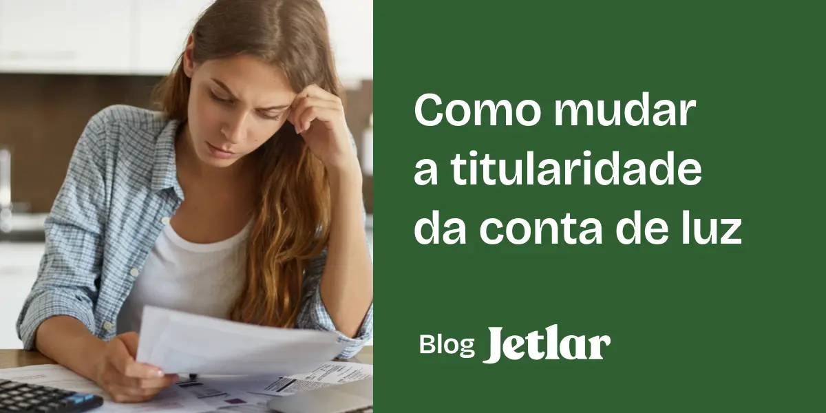 Mulher estudado sobre como mudar a titularidade da conta de luz. 