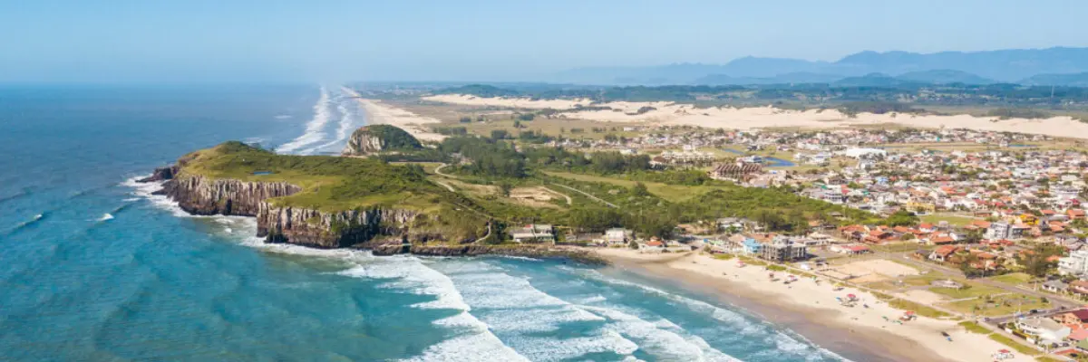 Imagem aérea da Praia da Guarita, em Torres, Rio Grande do Sul.