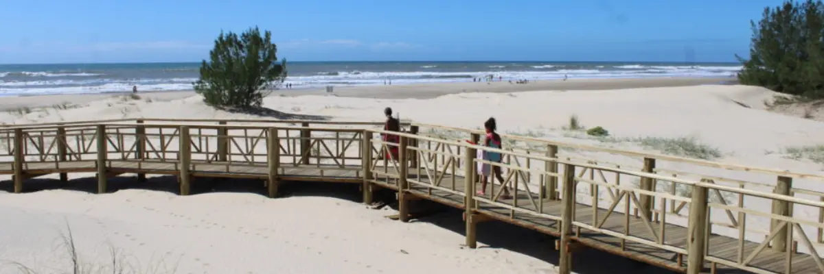 Imagem de veranistas chegando na Praia de Arroio do Sal.