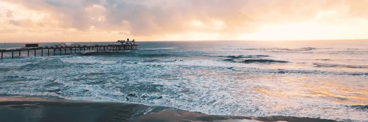 Imagem da Praia de Atlântida ao nascer do sol. 