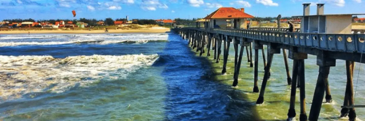 Imagem do pier da Praia de Cidreira, localizada no Rio Grande do Sul.