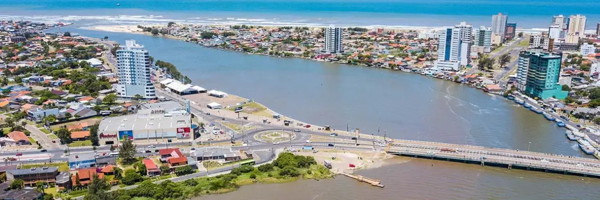 Imagem aérea da Praia de Imbé, fazendo divisa com o Rio Tramandaí. 