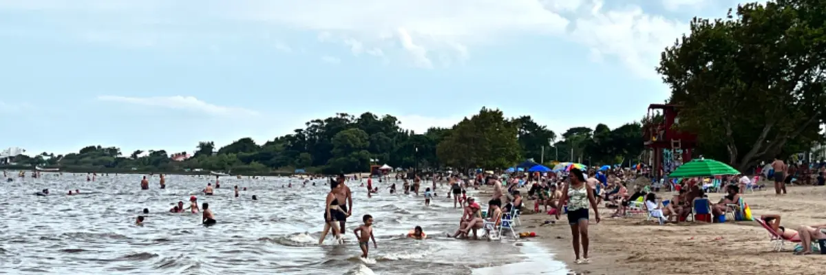 Imagem de veranistas no mar da Praia da Barrinha, na cidade de São Lourenço do Sul.