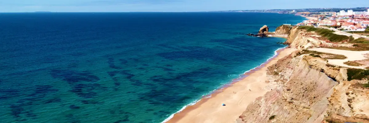 Imagem aérea da Praia de Torres, localizada no Rio Grande do Sul.