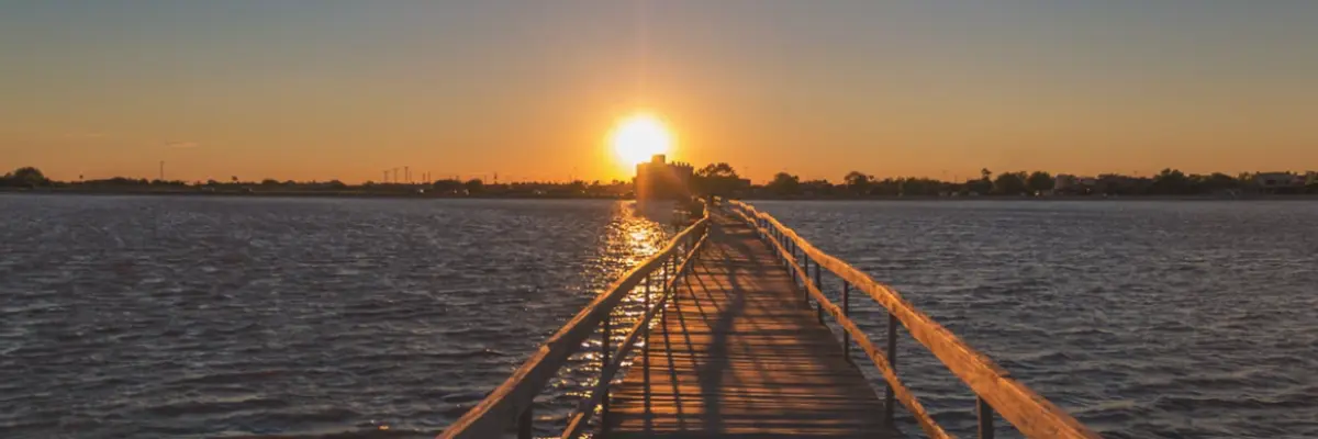 Imagem da Praia do Laranjal no pôr do sol.