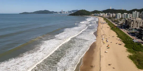 Imagem de uma praia no Rio Grande do Sul em um dia ensolorado.